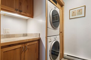 Private Laundry Area - Ski In/Out, Panoramic Views, Pool, Hot Tub, Sauna, Shuttle Service +EZCancel (Steamboat Springs)