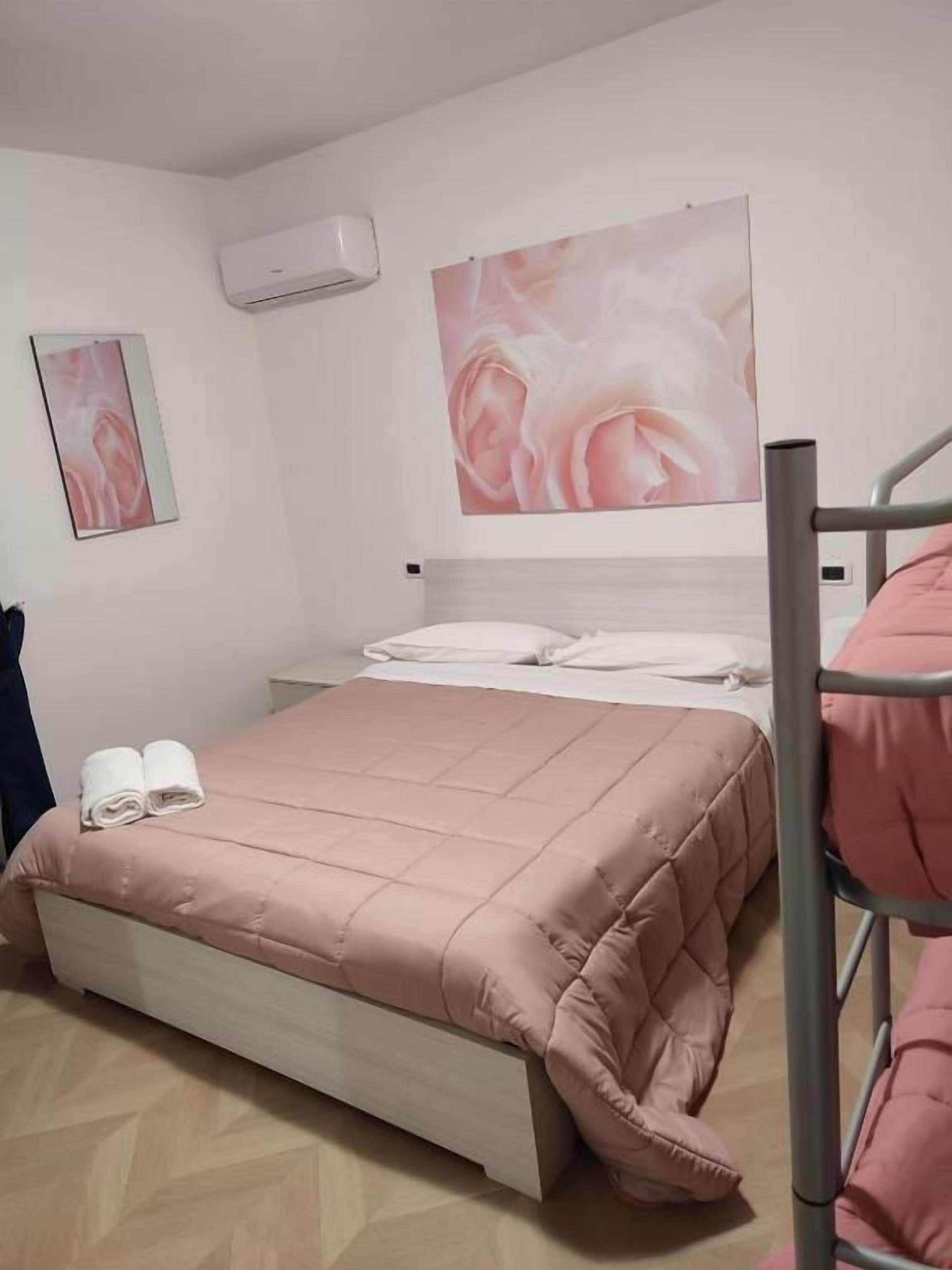 Quarto com cama, beliche e ar-condicionado fixado na parede.