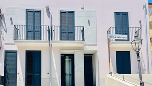 Un edifici amb un balcó, un rètol que diu 'vico sen. g. calcagno', i una escala que condueix a l'entrada.