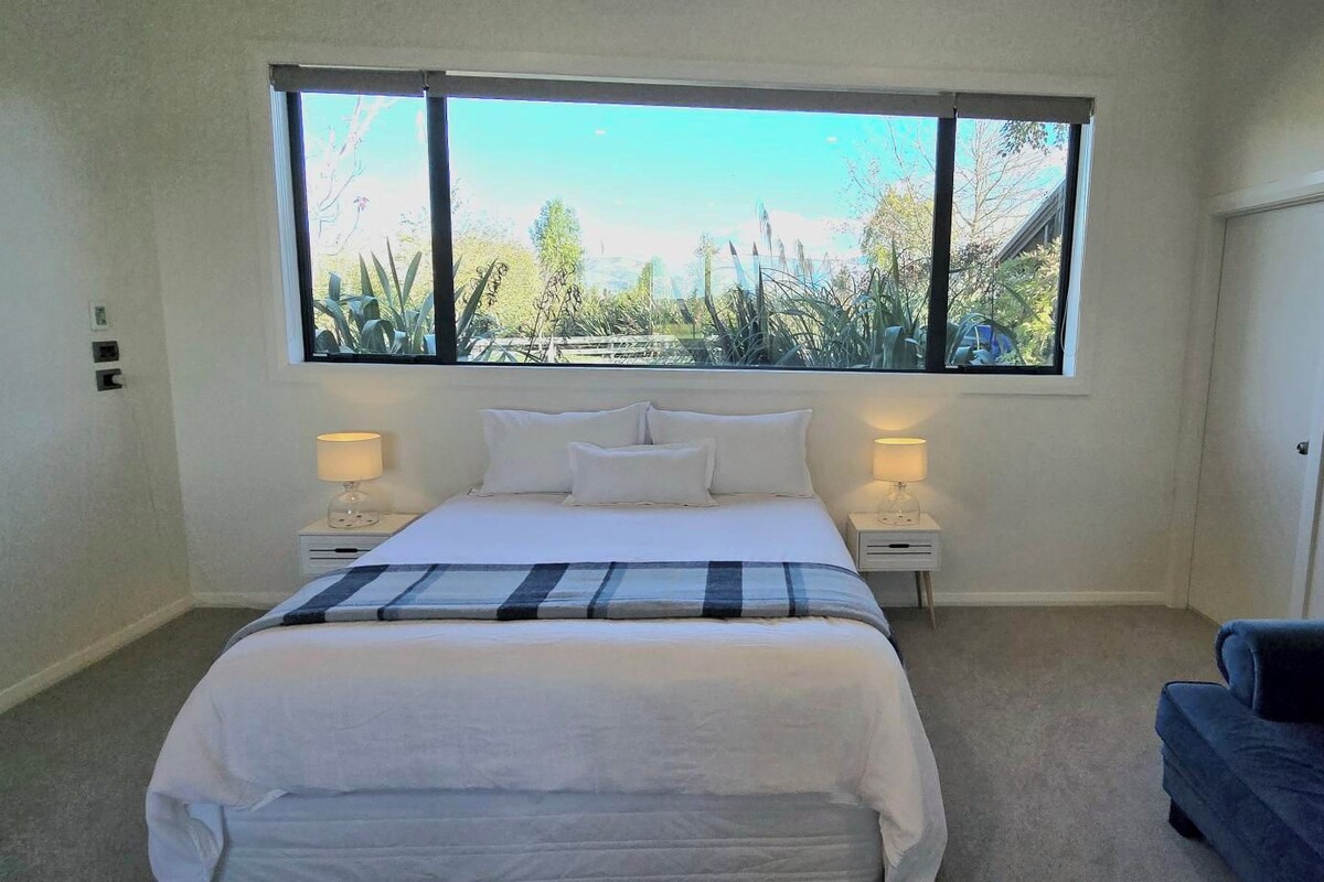 Suite, Mountain View | Iron/ironing board (on request), free WiFi