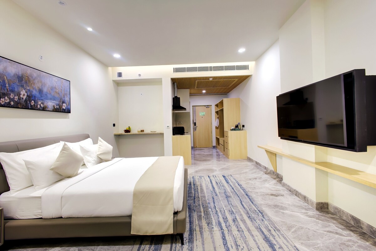 Club Room, City View | Desk, iron/ironing board