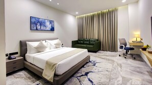 Junior-Suite, Stadtblick | Schreibtisch, Bügeleisen/Bügelbrett