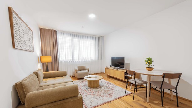Living area - Ardell - Aceessible Location - Comfortable 1BR - FREE Garage (Vienna)