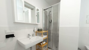 Bathroom - Ardell - Aceessible Location - Comfortable 1BR - FREE Garage (Vienna)