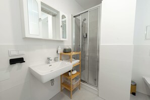 Bathroom - Ardell - Aceessible Location - Comfortable 1BR - FREE Garage (Vienna)