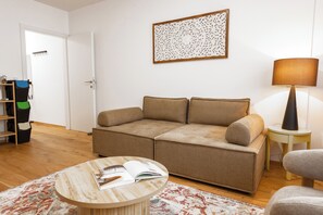 Living area - Ardell - Aceessible Location - Comfortable 1BR - FREE Garage (Vienna)
