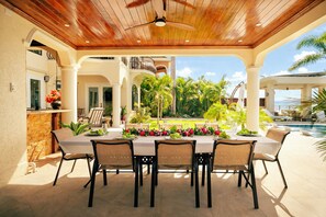 Outdoor dining - Luxury 6-bedroom estate in charming Ocho Rios overlooking the Caribbean Sea (Ocho Rios)