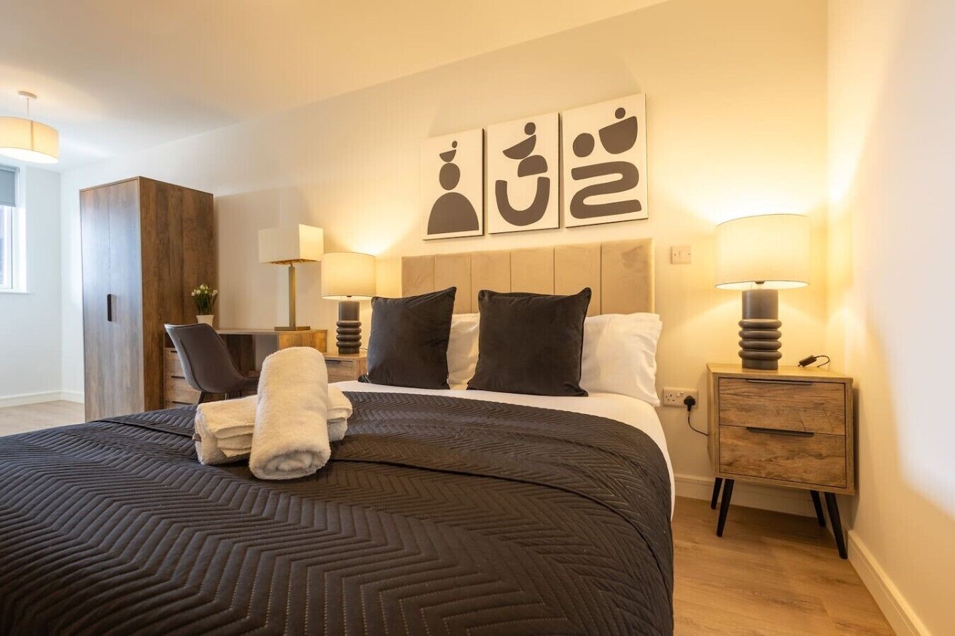 Desk, iron/ironing board, WiFi, bed sheets