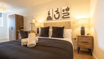 Desk, iron/ironing board, WiFi, bed sheets