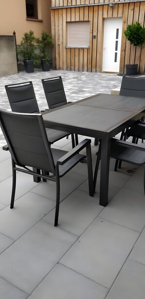 Outdoor dining - Cottage 'Gîte La Grange De Liz&el' with Private Terrace, Wi-Fi and Air Conditioning (Osthouse)