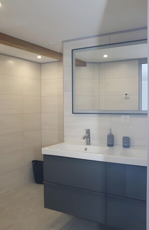 Bathroom - Cottage 'Gîte La Grange De Liz&el' with Private Terrace, Wi-Fi and Air Conditioning (Osthouse)