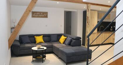 Cottage 'Gîte La Grange De Liz&el' with Private Terrace, Wi-Fi and Air Conditioning