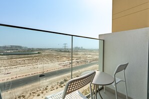 A balcony with a view of a construction site and a highway. - Cozy 1BR Near,Conveniently Located Just 15Min. fr. Downtown’s Iconic Attractions (Dubai)