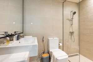 Ein modernes Badezimmer mit einem großen Waschbecken, Toilette und Dusche.