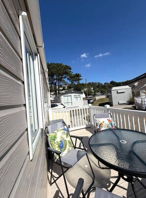 Outdoor dining - Beach Side | Sleeps 8 | Pendine Sands Escape (Pendine)