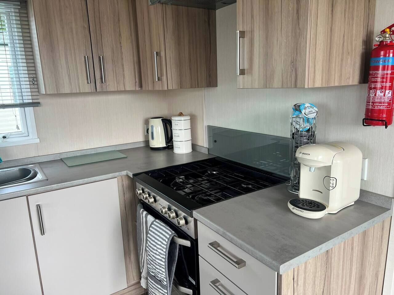 Coffee/tea maker, fridge