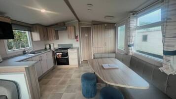 Coffee/tea maker, fridge