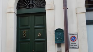A green double door with a number '40' above it, a mailbox, and a no parking sign. - "Ground Floor" Apartment with Wi-Fi, Air Conditioning, and Step-Free Access (Scicli)