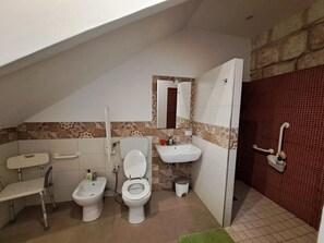 Un bany amb dues vàteres, un bidet, un rentapeus i un mirall.