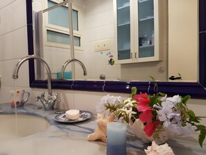 Bathroom - Holiday Home 'Terrazzo sul Mare' with Wi-Fi and Air Conditioning (Donnalucata)