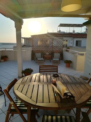 Outdoor dining - Holiday Home 'Terrazzo sul Mare' with Wi-Fi and Air Conditioning (Donnalucata)