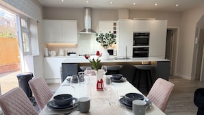 Dining - Luxe 4-Bed Home | Self Check-In | Long Stays (London)