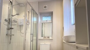 Bathroom - Luxe 4-Bed Home | Self Check-In | Long Stays (London)