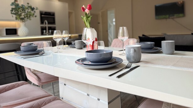 Dining - Luxe 4-Bed Home | Self Check-In | Long Stays (London)