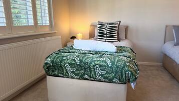 4 bedrooms, iron/ironing board, WiFi (free), bed sheets