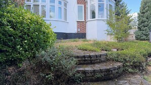 Exterior - Luxe 4-Bed Home | Self Check-In | Long Stays (London)