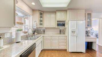 Coffee/tea maker, fridge, microwave, oven