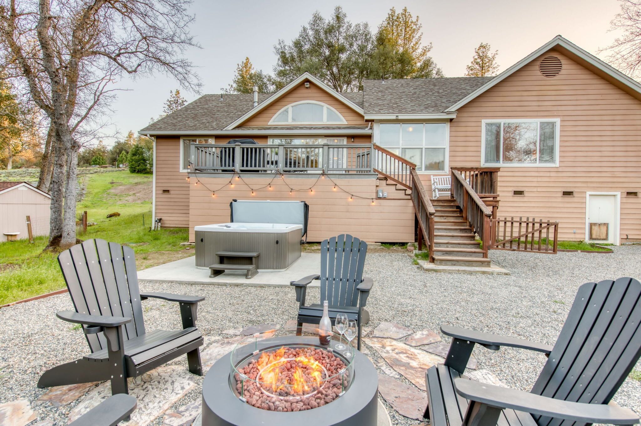 Propiedad residencial con patio que incluye mobiliario exterior y una chimenea.