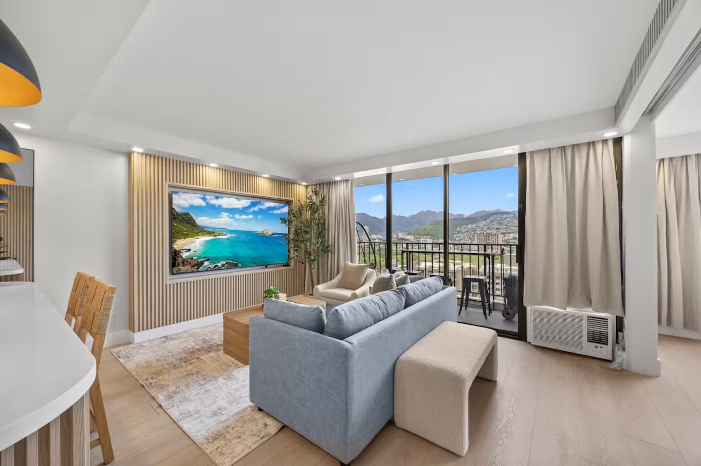 23F-Stunning Upscale 1 Bedroom-Waikiki Banyan Mountain View w/Free Parking