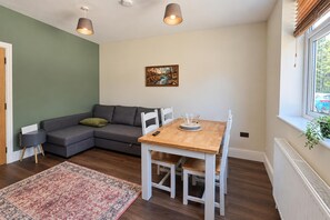 Unclassified image, 4 of 10, button - Stunning 2-bed Apt, Sleeps 6 in The New Forest (Southampton)