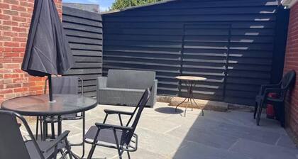 Stunning two Bedroom Apartment in The New Forest With Private Courtyard