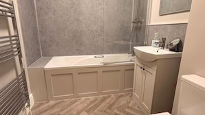 Combined shower/bathtub, deep-soaking bathtub, towels - The New Forest 2-bed Apt, Sleeps 6 With Garden (Southampton)