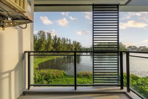 Ein Balkon mit Blick auf einen See und Bäume.