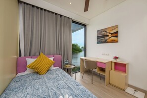 Ein modernes Hotelzimmer mit Bett, Schreibtisch und Seeblick.