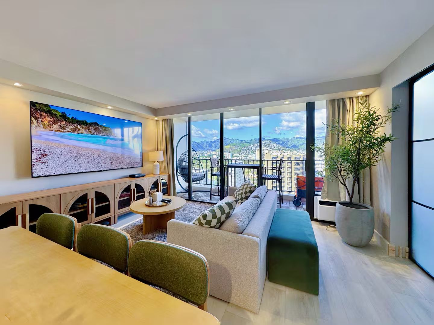 19F-Beautiful Fully Renovated-Waikiki Banyan 1 Bedroom-Mountain View w/ Parking