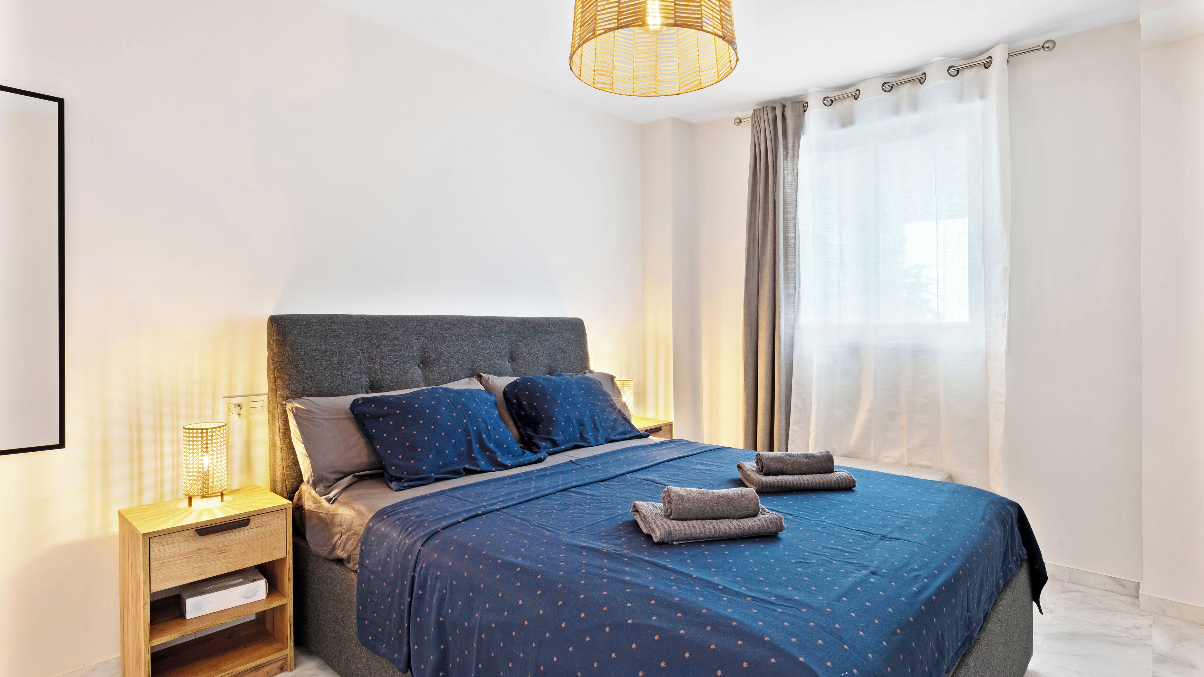 Tabla de planchar con plancha, wifi gratis, ropa de cama