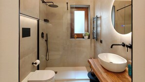 Een douche, een haardroger, toiletpapier