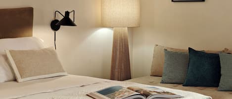 Tabla de planchar con plancha, wifi y ropa de cama