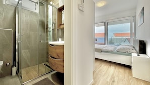 Shower, hair dryer - Vrbo Property (Milčetići)