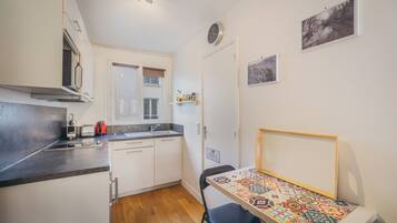 Coffee/tea maker, fridge, microwave, stovetop