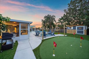 Outdoor dining - Blue Palm Beach Retreat (Bradenton)