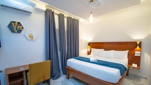Ein Hotelzimmer mit einem hölzernen Bett, einem Schreibtisch und einem Stuhl.