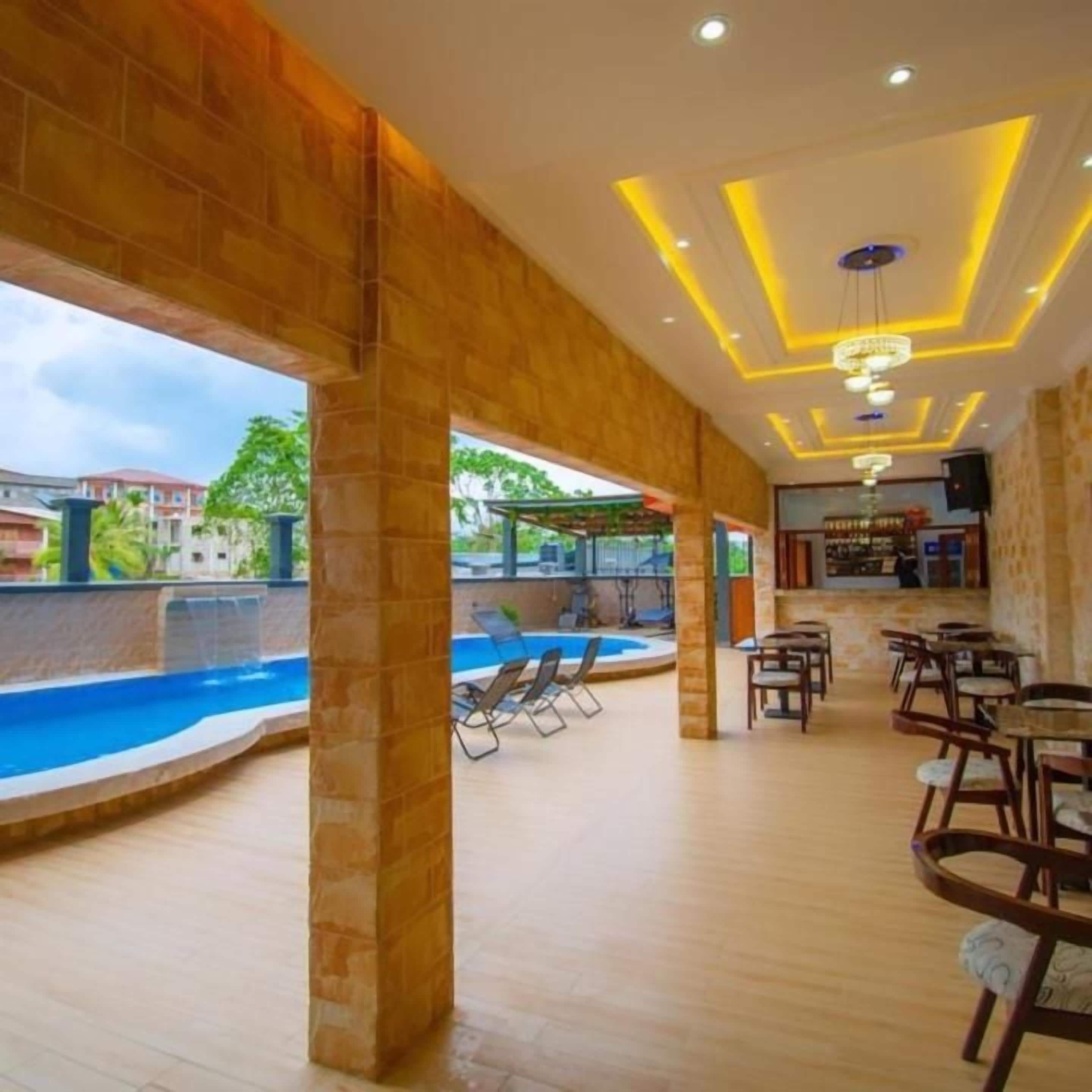 Un área de piscina interior con bar y asientos.