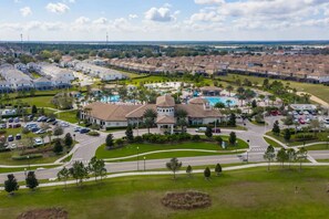 Un quartier résidentiel comprenant plusieurs maisons, une piscine et une route.