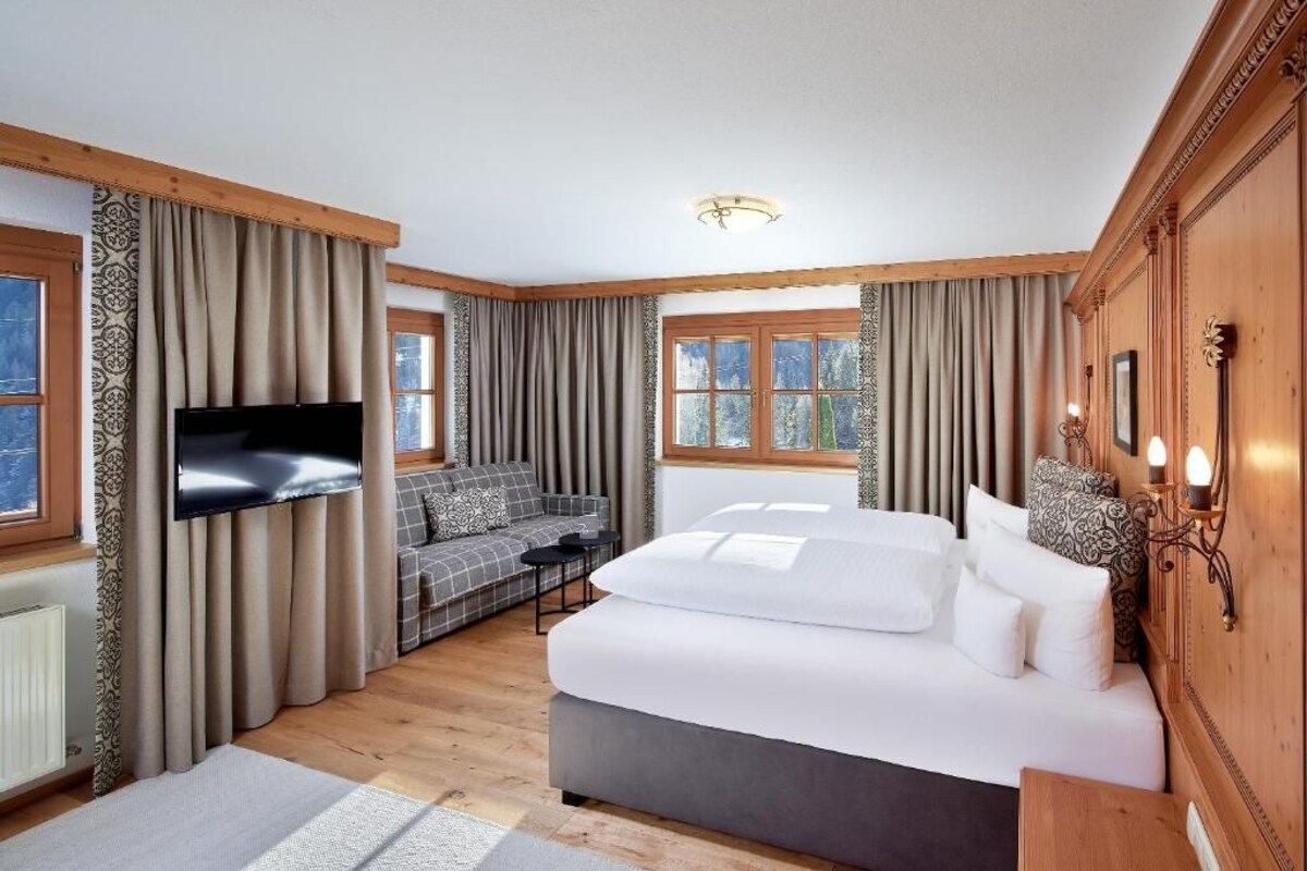 Superior Apartment, 2 Bedrooms, Balcony, Mountain View