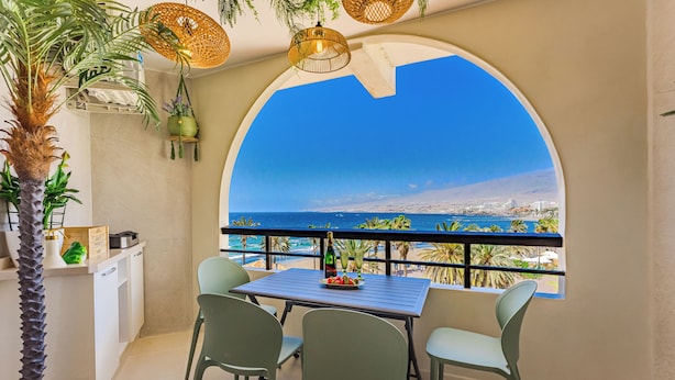 Outdoor dining - Vrbo Property (Playa de las Américas)